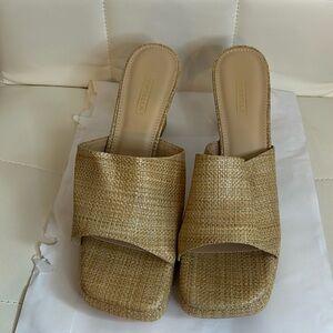 NWOT brown heel sandal size 9 never worn small wedge in front